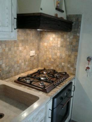 Kitchen in white wood and scabas travertine